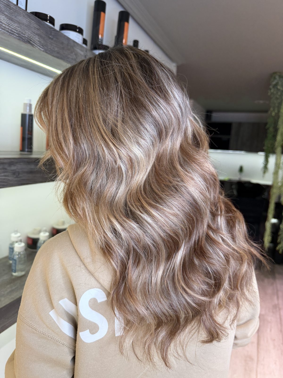Resultat de balayage rubi platí amb ondes — Ester Color Hair