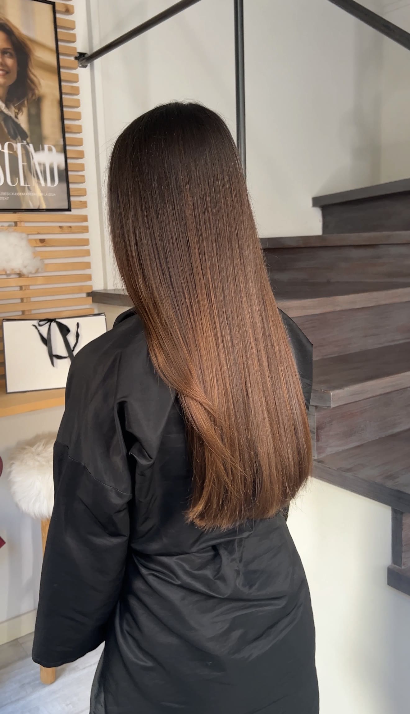 Melena llarga llisa en to castany amb molta brillantor — Ester Color Hair